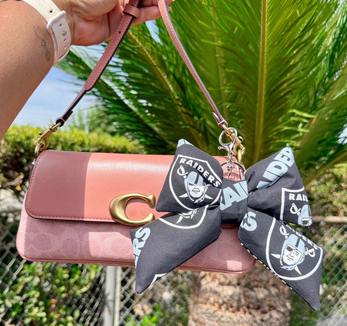 LV Rdrs Bow Charm