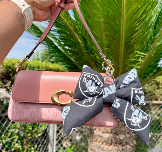 LV Rdrs Bow Charm